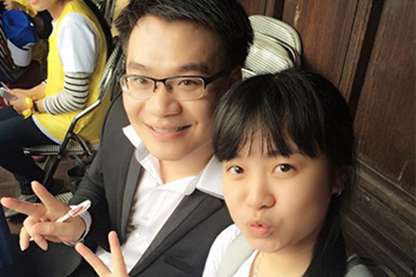 thay Vu Khac Ngoc cung hoc tro cua minh