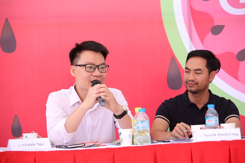 Thầy Vũ Khắc Ngọc và thầy Nguyễn Thành Công
