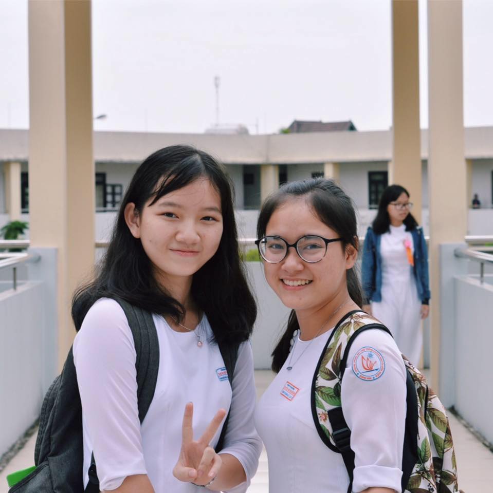 Hoàng Ngọc Lan Nhi (ảnh trái): "Tập trung học trong 2 tiếng tốt hơn việc kéo dài thời gian học quá khuya.