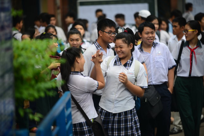 thay-do-ngoc-ha-ci-dan-qua-ki-cho-cac-hoc-tro
