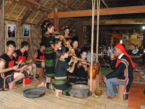 soan-bai-viet-bao-cao-nghien-cuu-ve-mot-van-de-ngu-van-10-ket-noi-tri-thuc-1